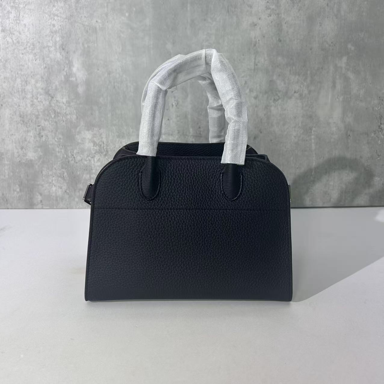 (출고사진첨부+) [켄달공장] 더 로우 마고 10 레더 백 블랙 실버 25.5*18*19cm 리치무늬