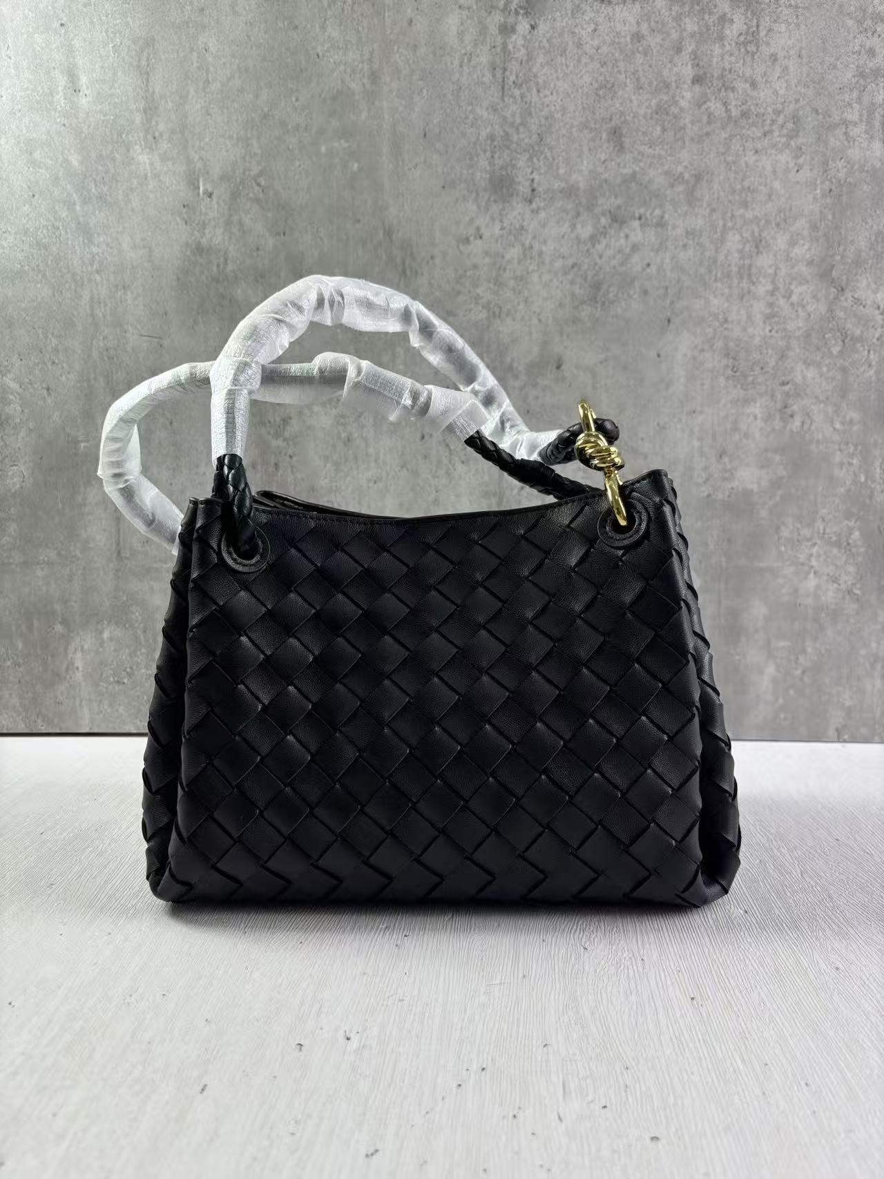 (출고사진첨부+)징 팩토리 보테가베네타 파라슈트 835921 29.5*18.5*17.5cm 블랙