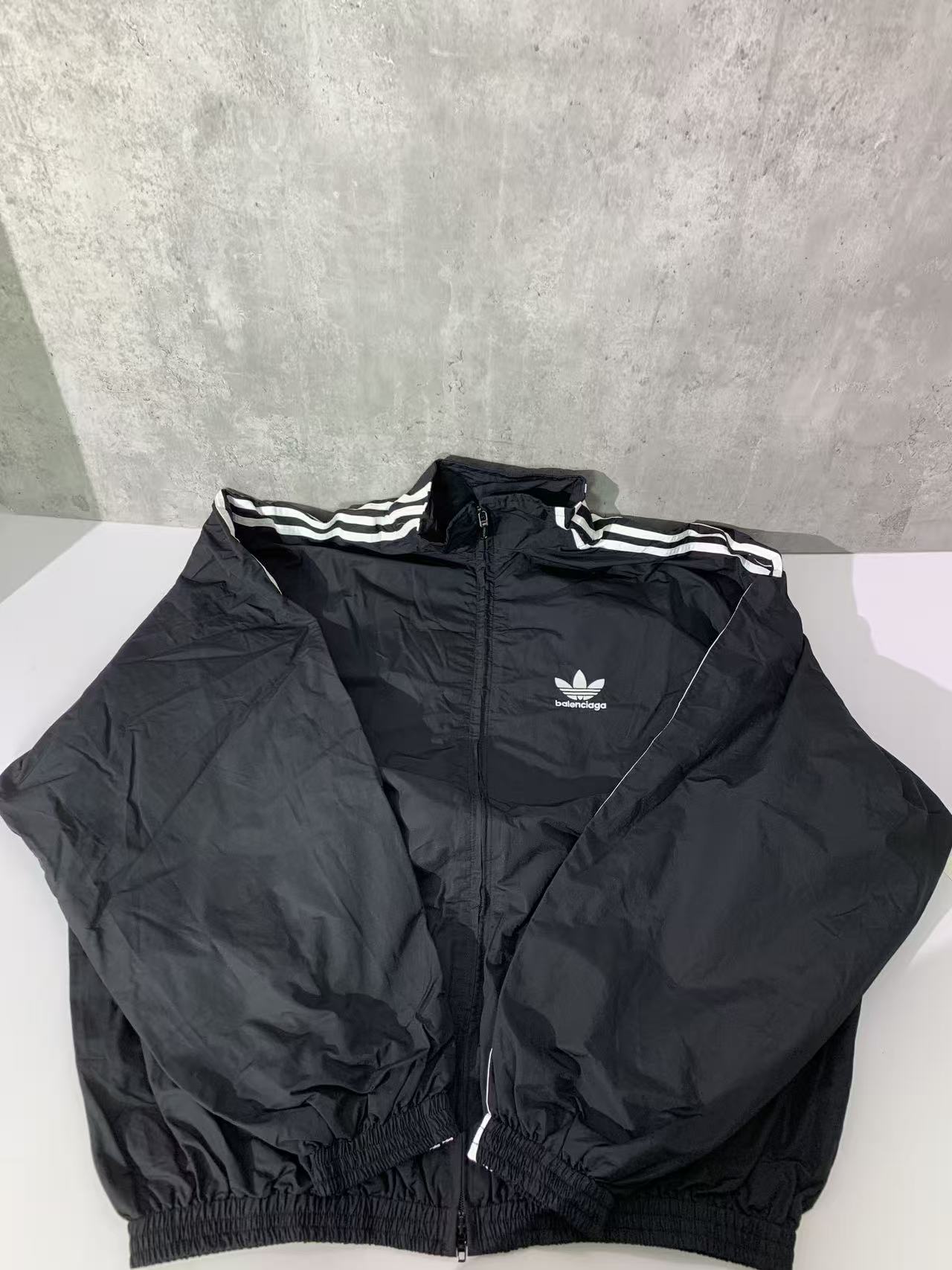 (출고사진첨부+)[사탄셀러] Balenciaga 발렌시아가 발렌시아가 x 아디다스 스트라이프 테크 셔츠 트랙세트