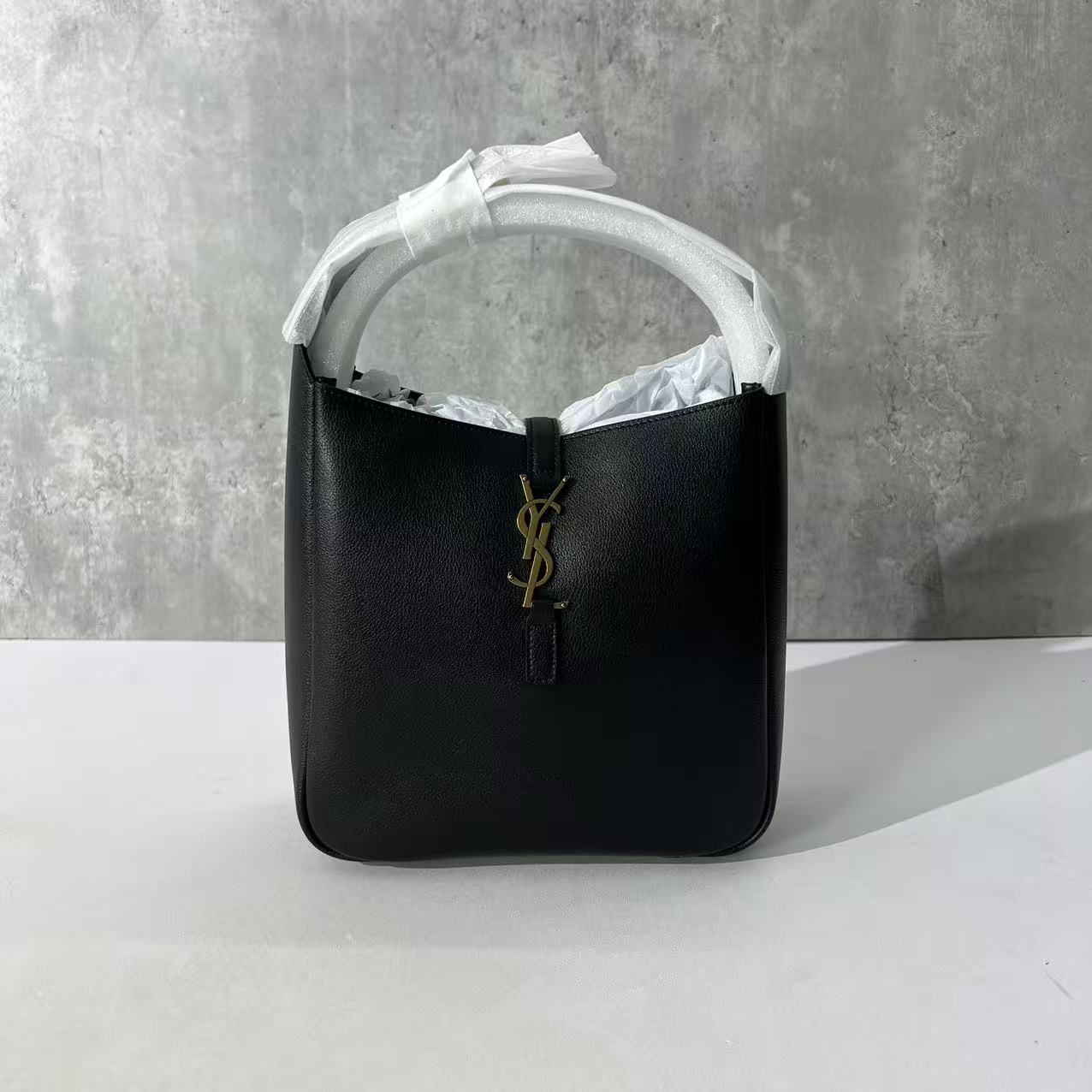 (출고사진첨부+) [블랙프레임] 생로랑 그레인 가죽 소재 소몰 5 A 7 713938 22*9.5*21.5cm 블랙 골드