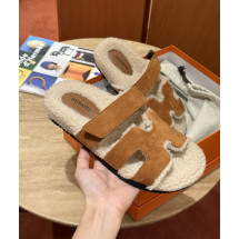 찡댄 에르메스 시프레 시어링 스웨이드 샌들 내추럴 여성